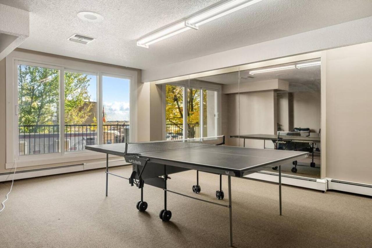 Prime Location Near Jasper Ave With Downtown Views, Netflix, Gym, Sauna, Sleeps 4 Apartment Edmonton Exterior photo